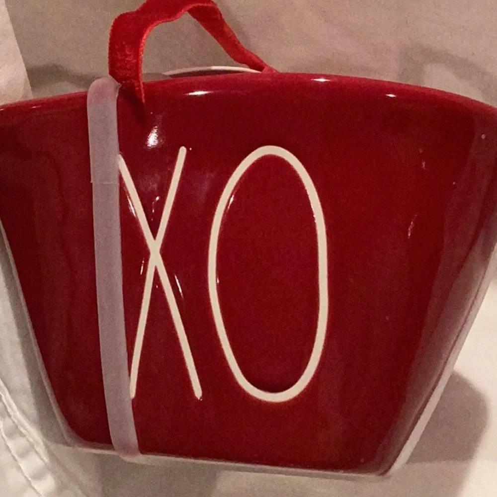 Rae Dunn XO heart shaped measuring cups